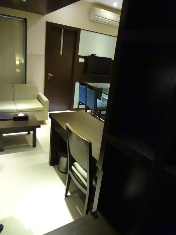 Hotel Capitol Thane Ngoại thất bức ảnh