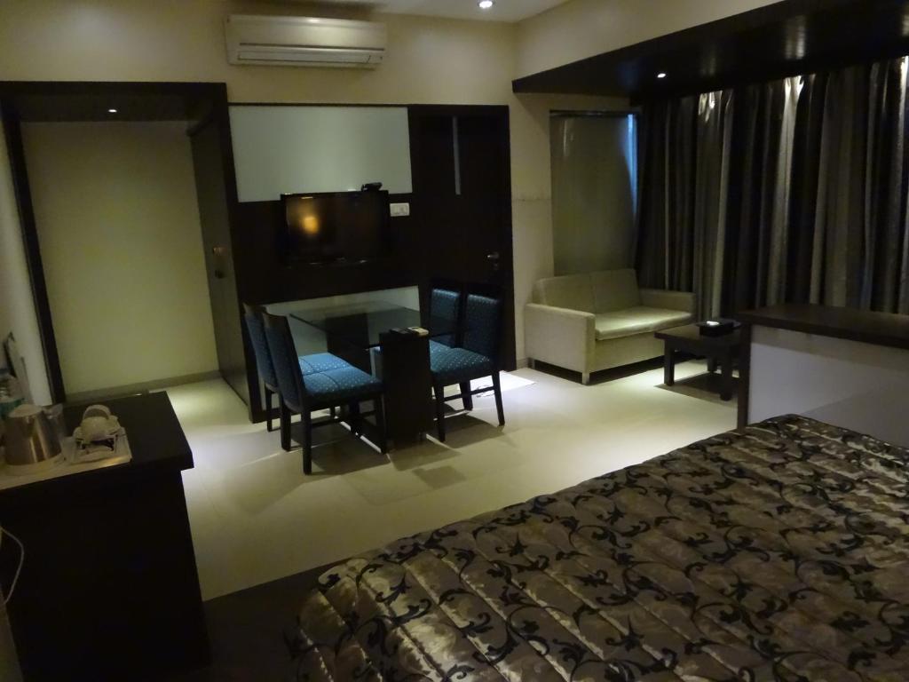 Hotel Capitol Thane Ngoại thất bức ảnh